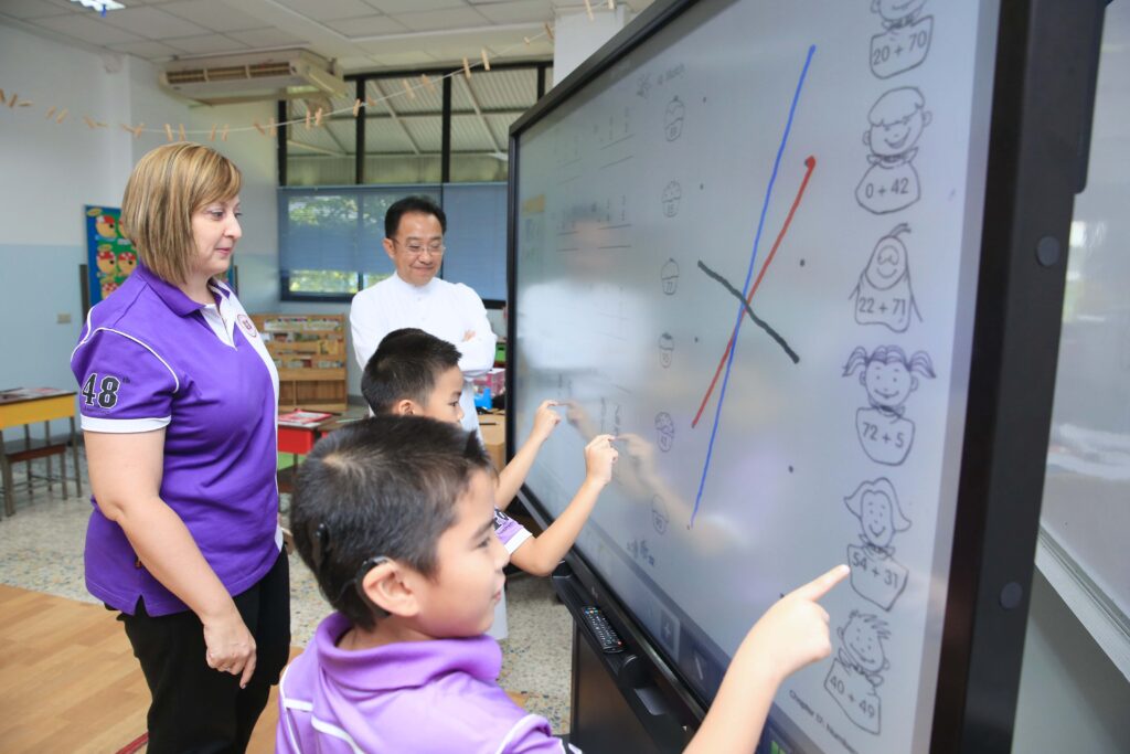 LG encourages 21st century skill for students with Interactive White Board_2-1